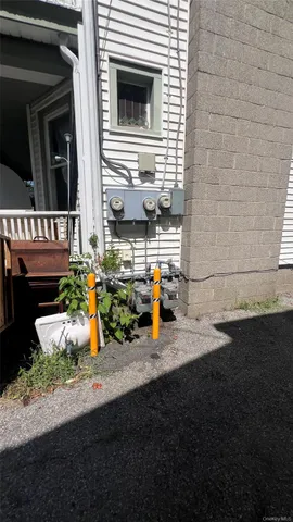 a view of back yard of the house