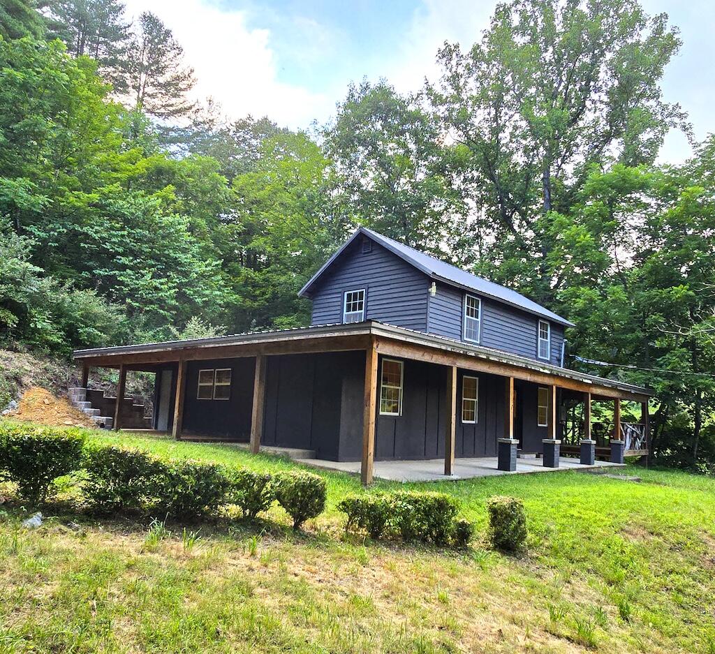a view of a house with a yard and plants