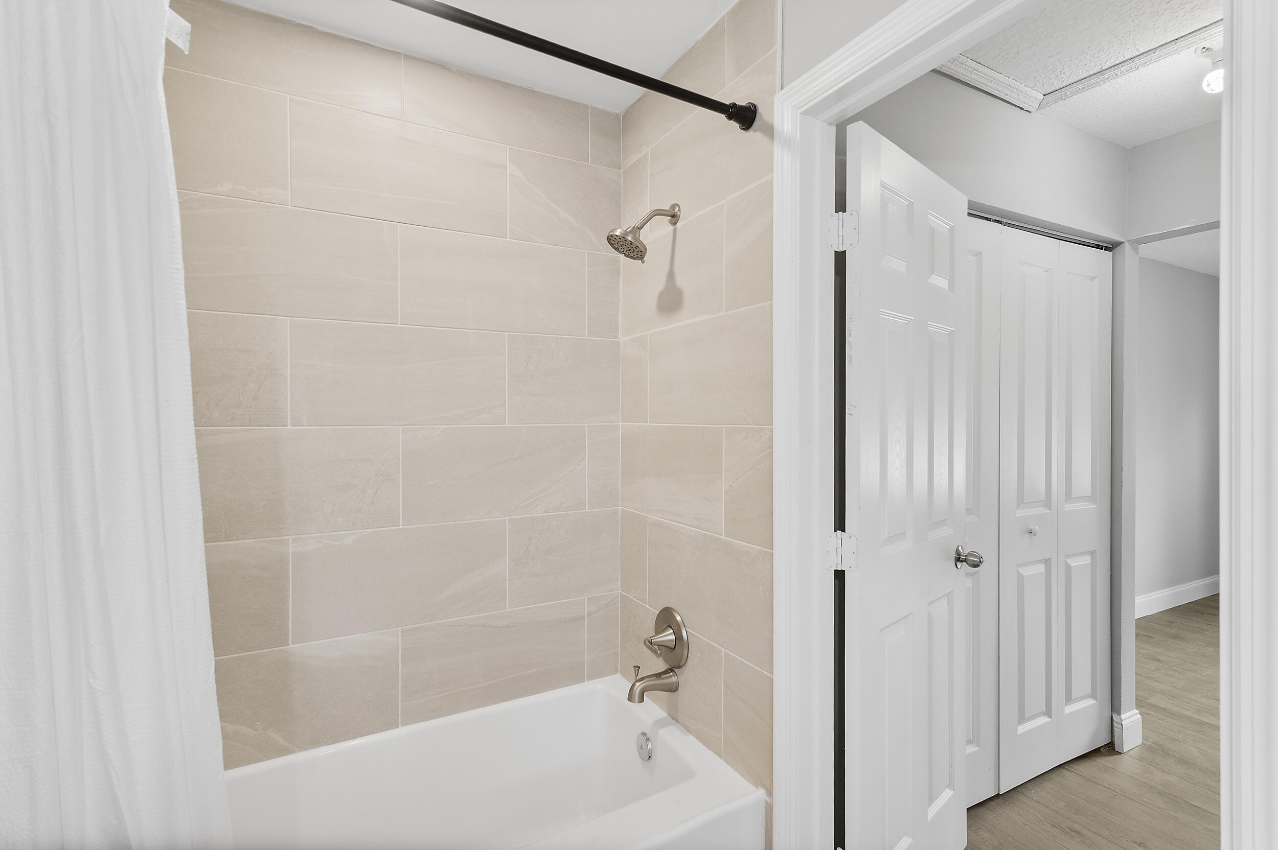 4777 Southeast Salvatori Road Stuart, FL 34997 - Photo 14 of 28 a bathroom with a bathtub