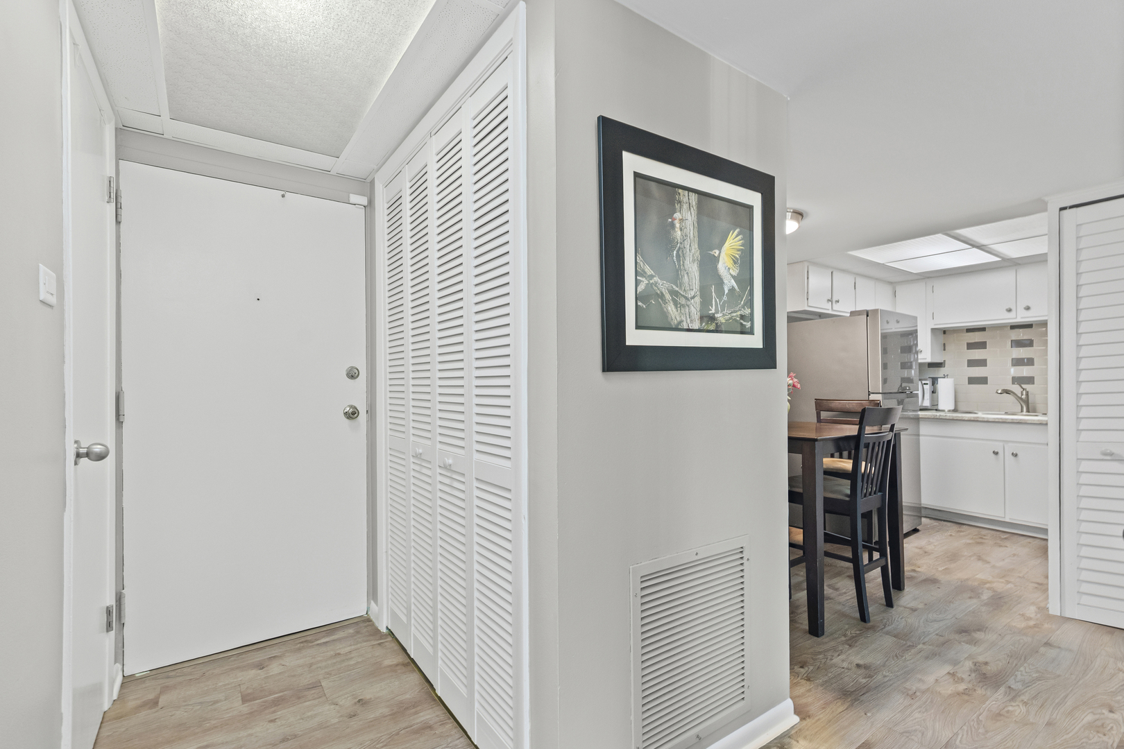 940 Holbrook Road, Unit 8B Homewood, IL 60430 - Photo 11 of 20 a view of a hallway with seating area