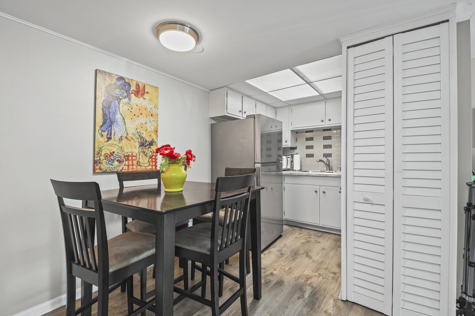 940 Holbrook Road, Unit 8B Homewood, IL 60430 - Photo 12 of 20 a dining room with furniture and wooden floor