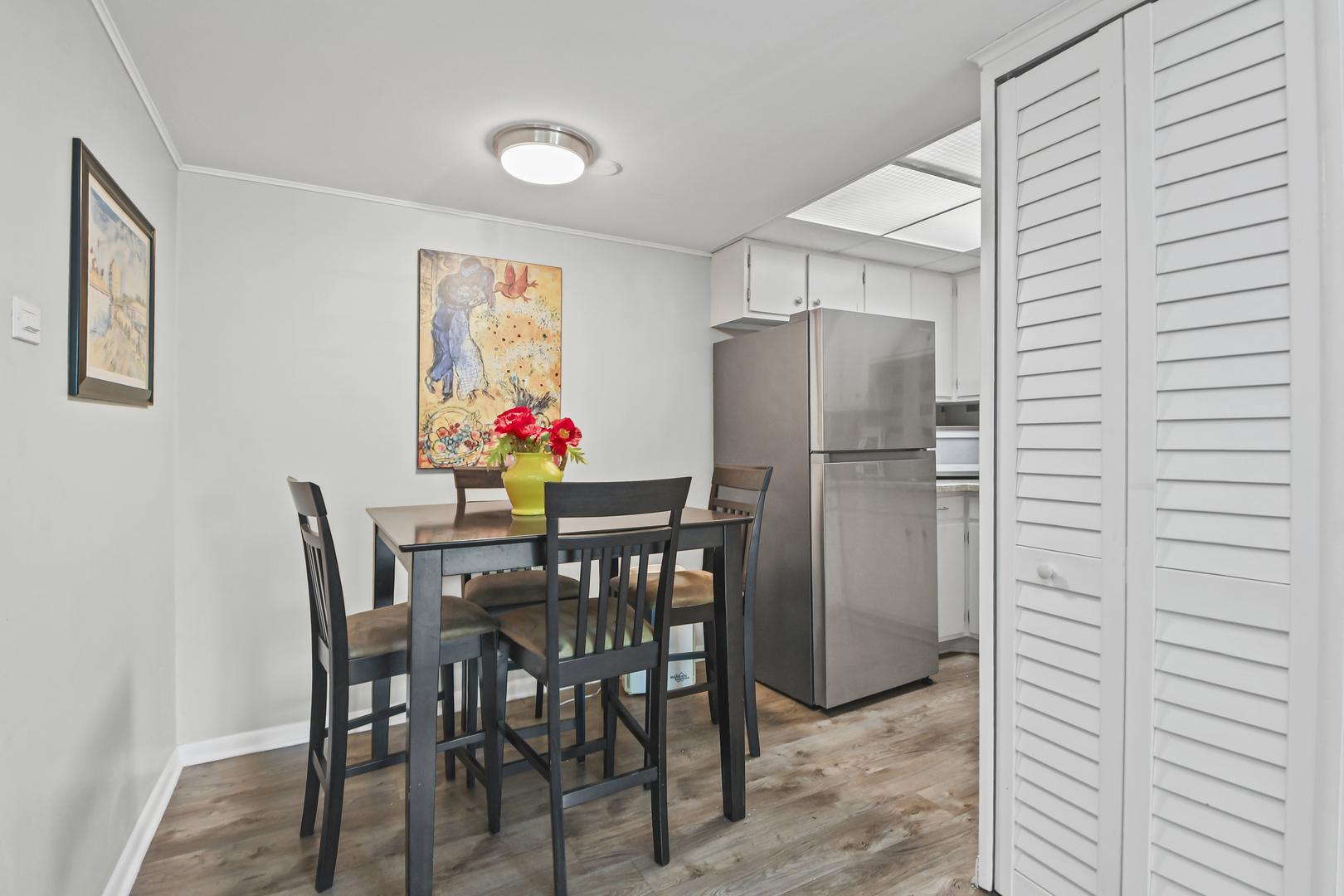 940 Holbrook Road, Unit 8B Homewood, IL 60430 - Photo 13 of 20 a kitchen with stainless steel appliances refrigerator and dining table
