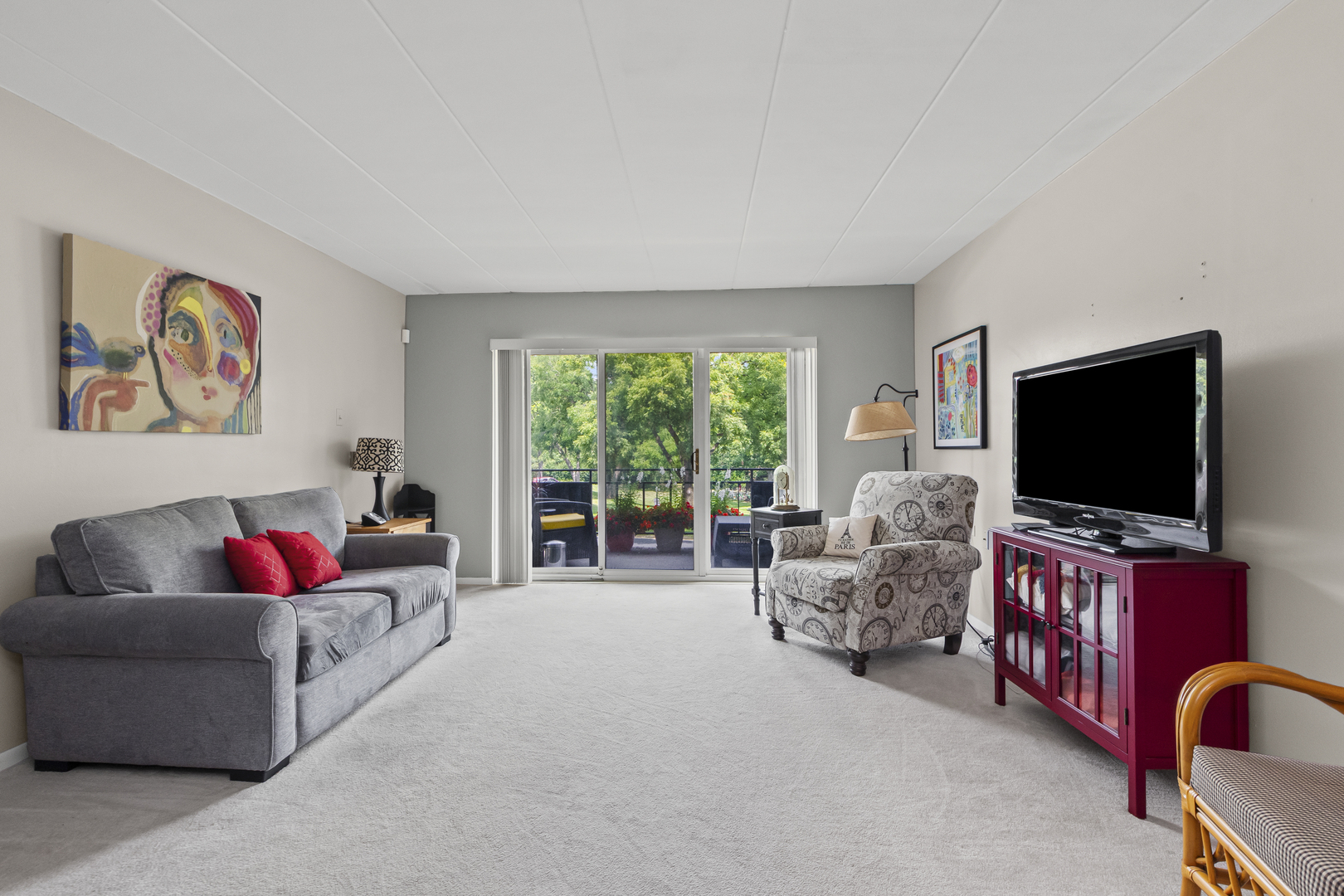 940 Holbrook Road, Unit 8B Homewood, IL 60430 - Photo 16 of 20 a living room with furniture and a flat screen tv