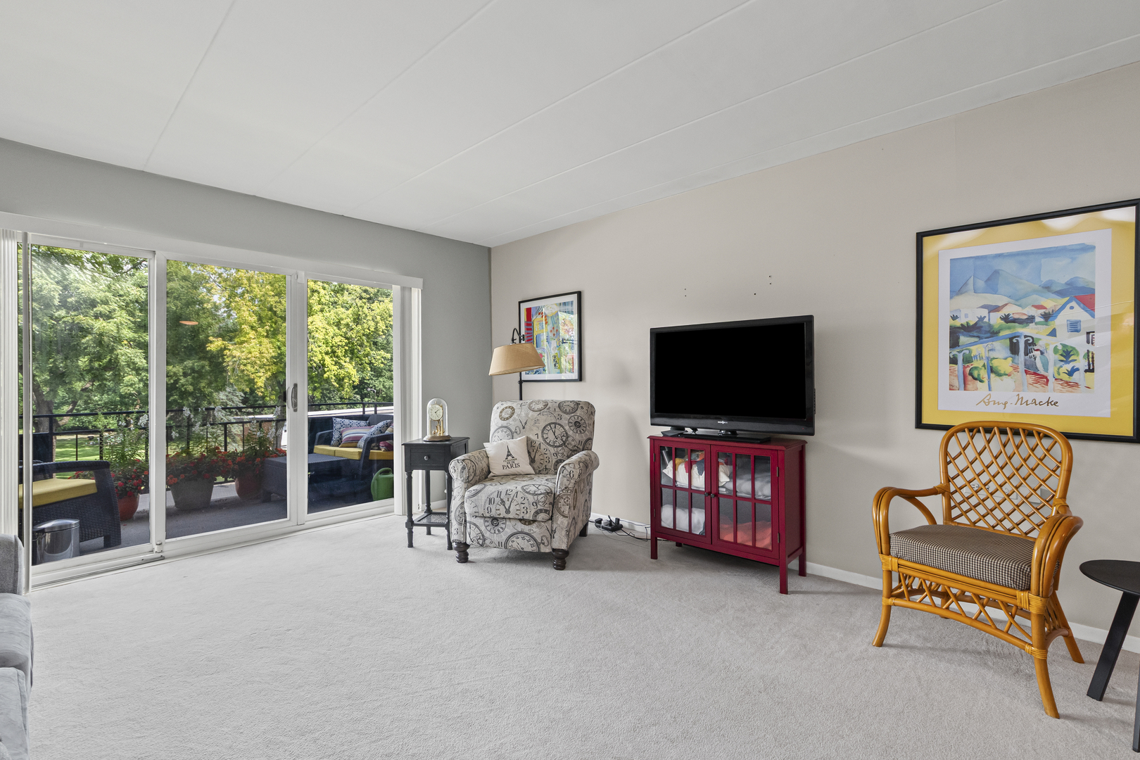 940 Holbrook Road, Unit 8B Homewood, IL 60430 - Photo 18 of 20 a living room with furniture and a flat screen tv