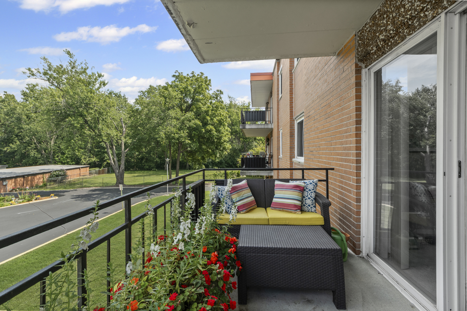 940 Holbrook Road, Unit 8B Homewood, IL 60430 - Photo 4 of 20 a view of sitting area with furniture