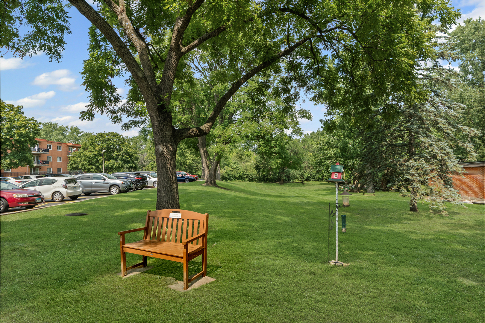 940 Holbrook Road, Unit 8B Homewood, IL 60430 - Photo 6 of 20 a garden view with a seating space
