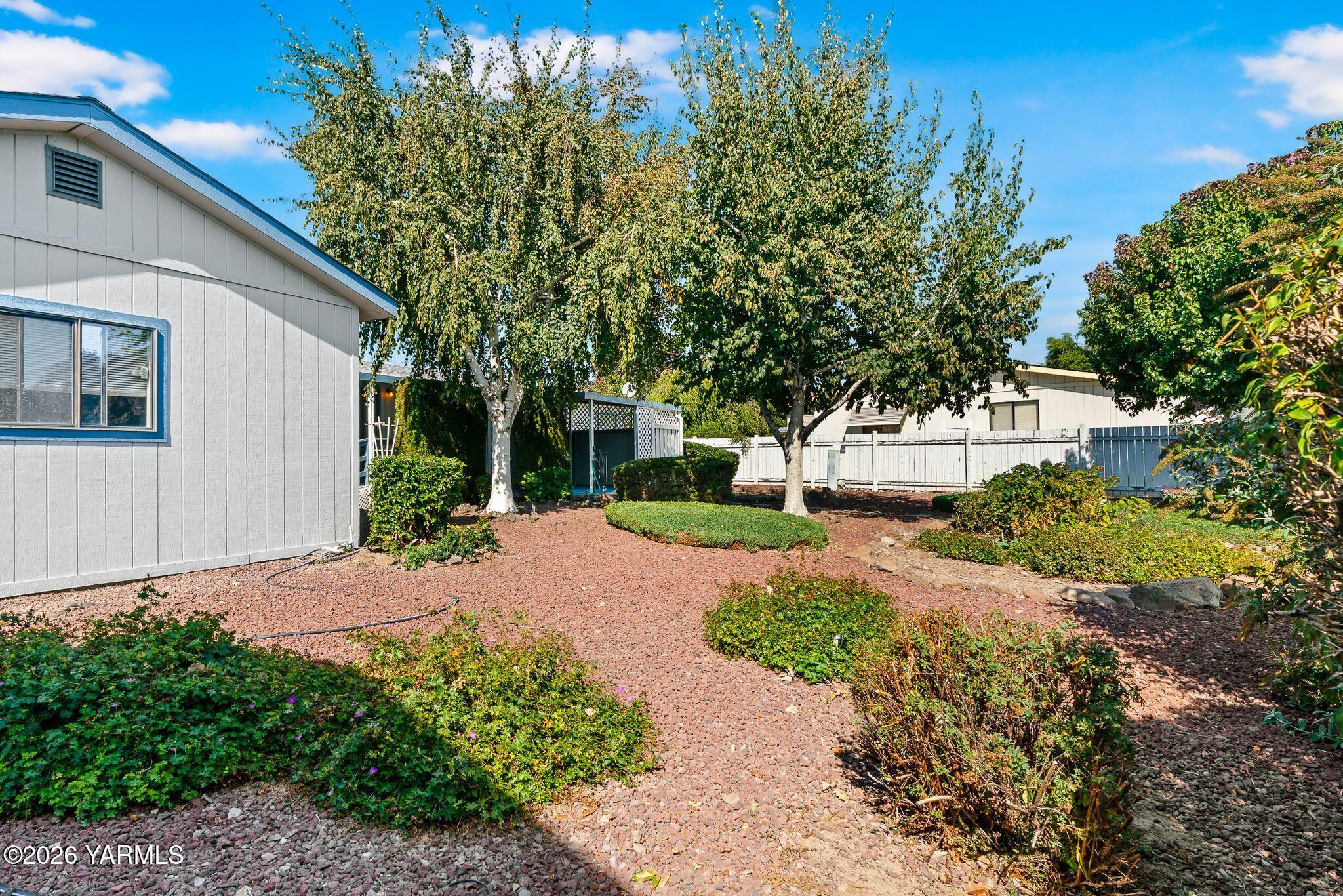 3701 Gun Club Road, Unit 88 Yakima, WA 98901 - Photo 27 of 34 0023Side landscaping