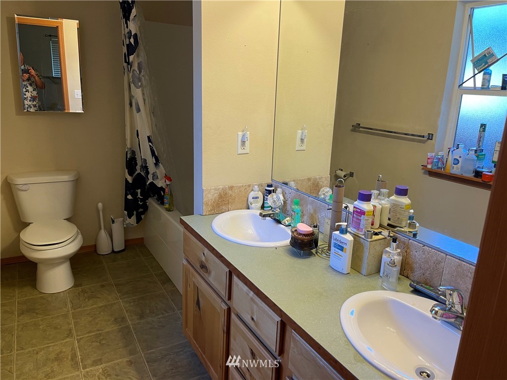 18347 121st Place Southeast Renton, WA 98058 - Photo 8 of 12 Gallery Image 8