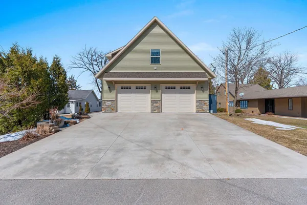 $899,900 | 4813 Edgewater Beach Road, Green Bay, WI 54311