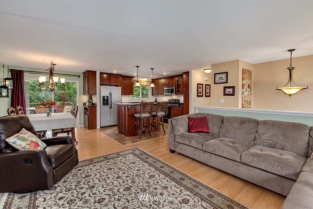 1004 South 31st Court Renton, WA 98055 - Photo 3 of 23 Gallery Image 3