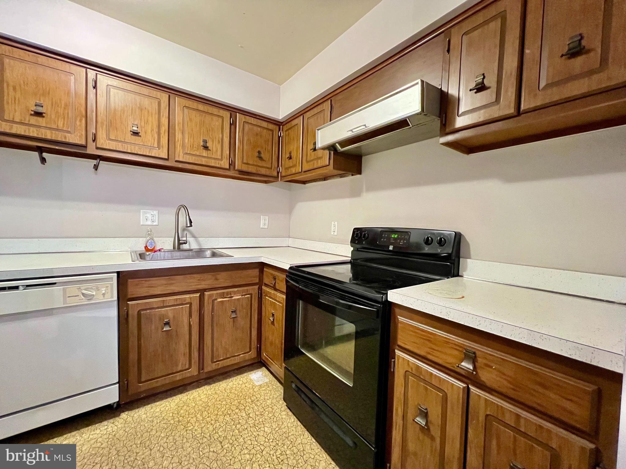 22 Fitzwatertown Road, Unit D8 Willow Grove, PA 19090 - Photo 11 of 34 Kitchen