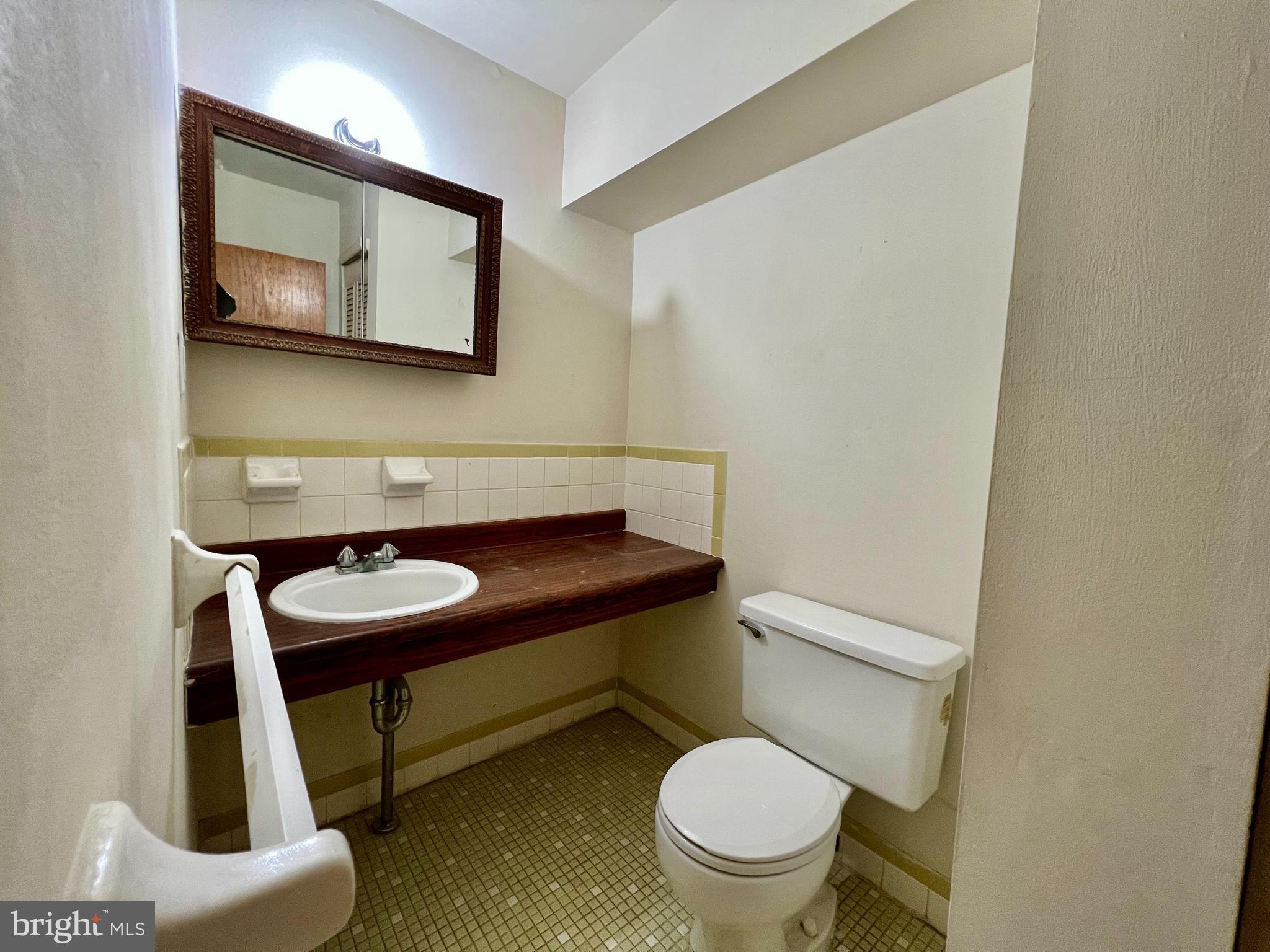 22 Fitzwatertown Road, Unit D8 Willow Grove, PA 19090 - Photo 14 of 34 1st floor powder room