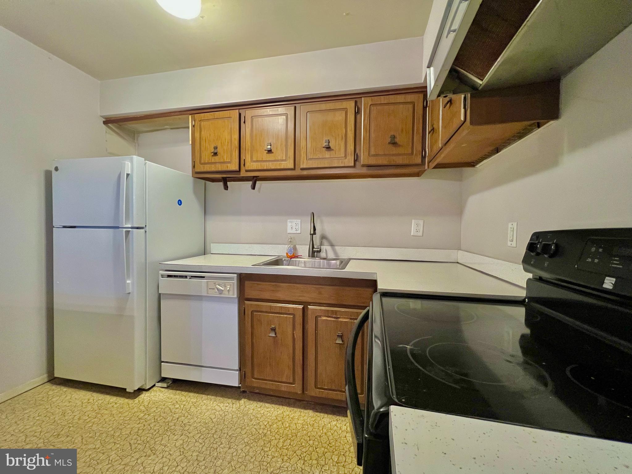 22 Fitzwatertown Road, Unit D8 Willow Grove, PA 19090 - Photo 10 of 34 Kitchen