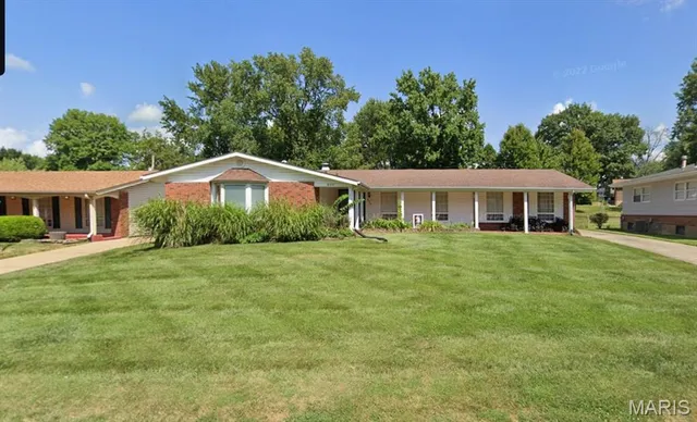 $224,500 | 890 Meadowgrass Drive, Florissant, MO 63033