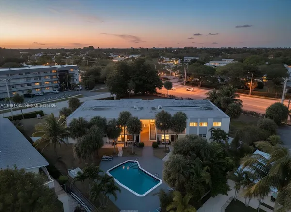 $299,999 | 900 Crystal Lake Drive, Unit 2B, Deerfield Beach, FL 33073
