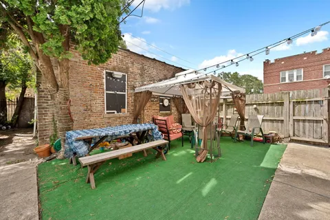 a view of a house with backyard