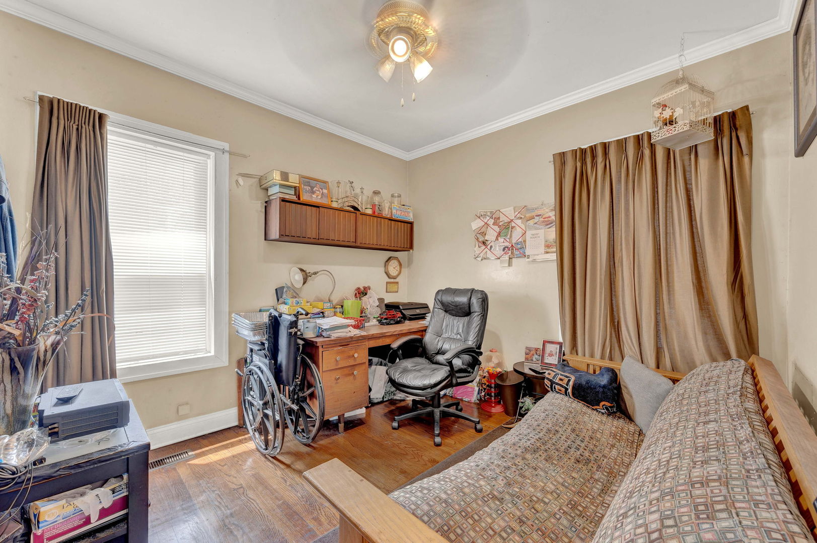 7800 South Aberdeen Street Chicago, IL 60620 - Photo 7 of 13 a living room with furniture and a window