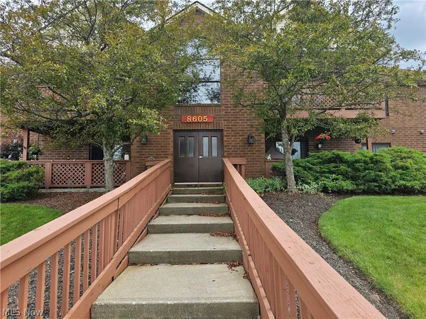 $209,900 | 8605 Scenicview Drive, Unit 203, Broadview Heights, OH 44147