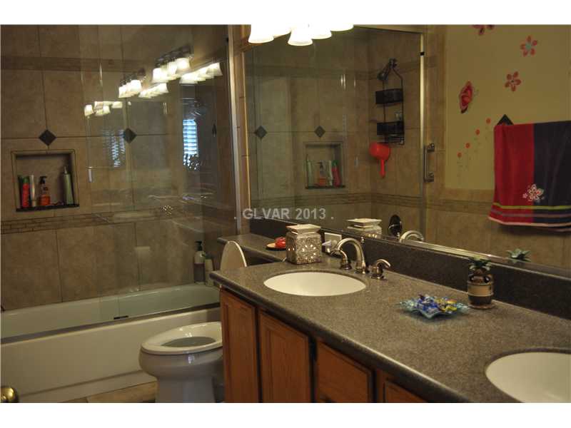2037 Shadow Brook Way Henderson, NV 89074 - Photo 23 of 34 Bathroom. UPSTAIRS FULL BATHROOM