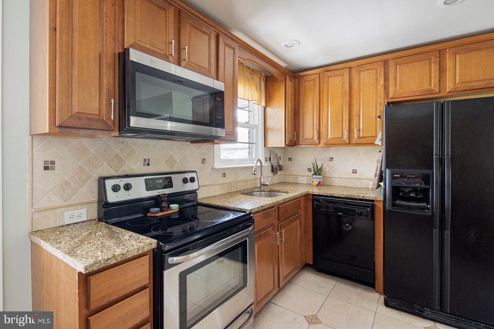 1114 Piper Road Wilmington, DE 19803 - Photo 6 of 25 Kitchen with granite countertops