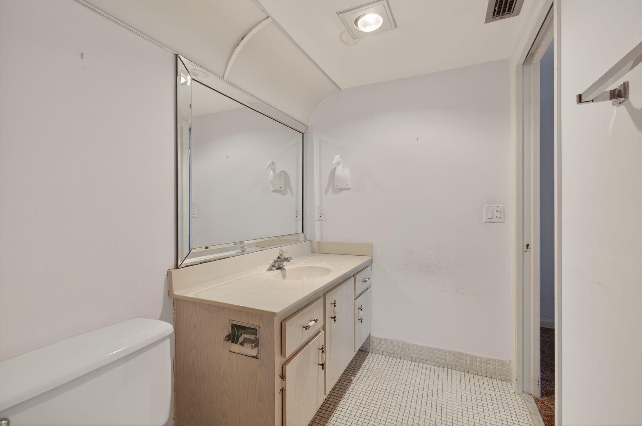 4030 Lincoln B Boca Raton, FL 33434 - Photo 39 of 90 Guest Bathroom