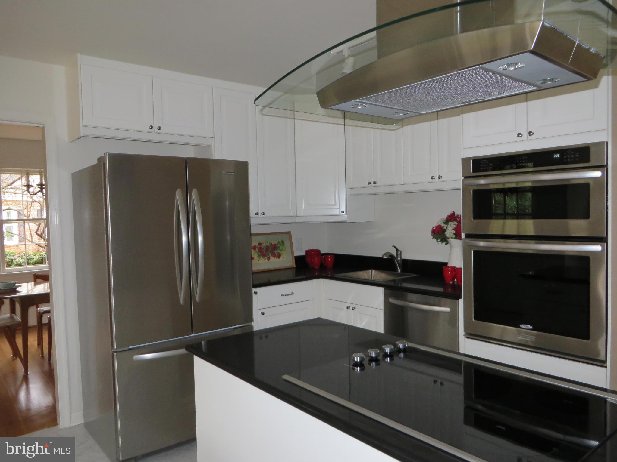 8425 Riverside Road Alexandria, VA 22308 - Photo 12 of 28 a kitchen with granite countertop a refrigerator and a stove