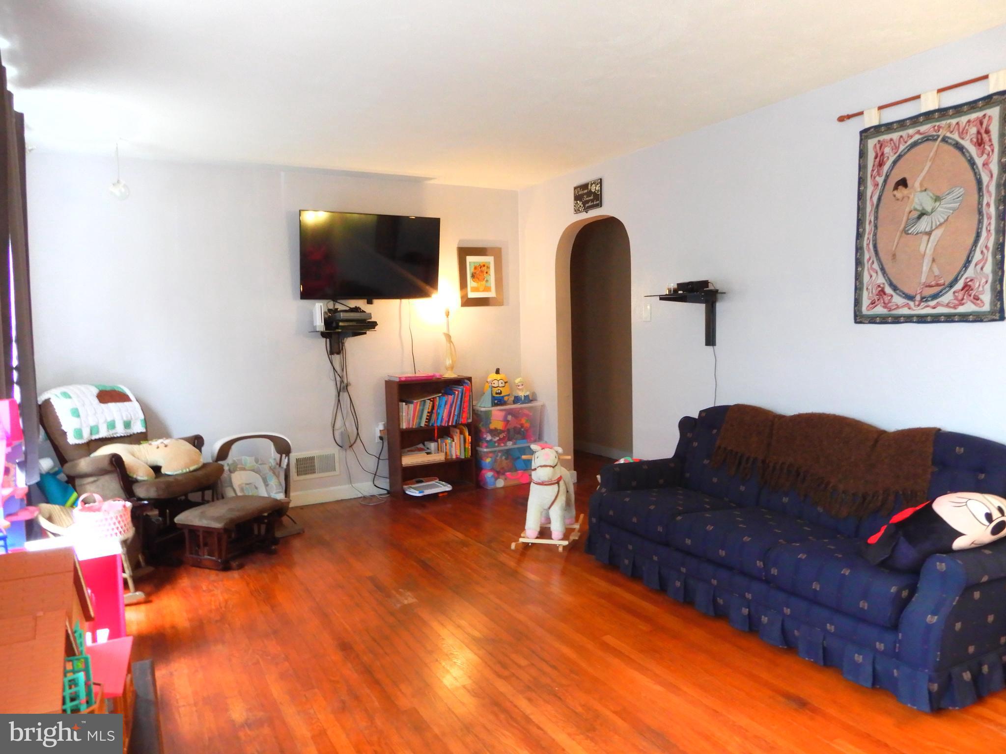315 Maywood Road York, PA 17402 - Photo 4 of 23 Living room - hardwood floors