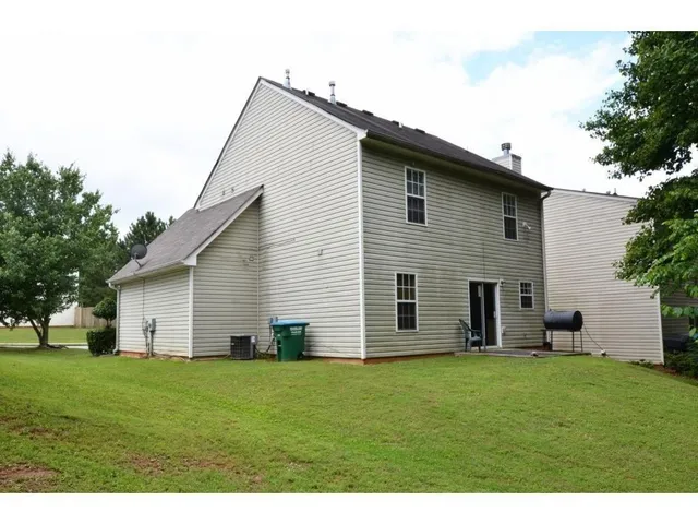 a view of a house with backyard