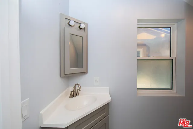 $4,550 | 2208 South Harcourt Avenue, Los Angeles, CA 90016