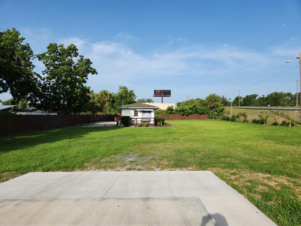 909 Southwest Sw Highway Ocala, FL 34471 - Photo 4 of 19 a view of a garden with houses