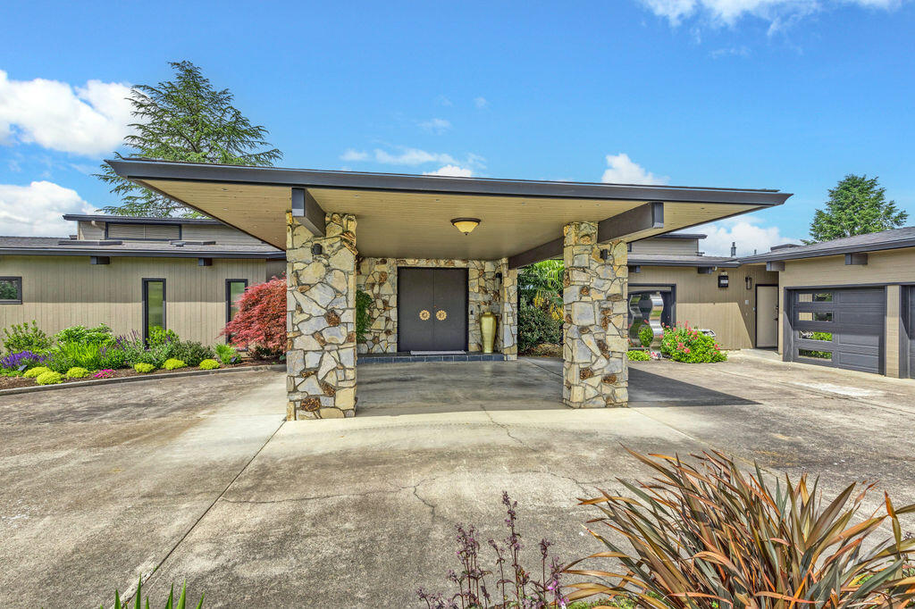 124 South Foothill Road Medford, OR 97504 - Photo 2 of 77 2
