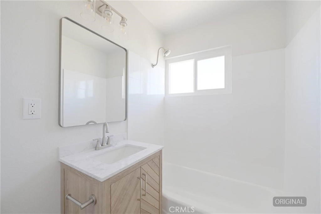 18190 Hiawatha Road Apple Valley, CA 92307 - Photo 20 of 28 Guest Bathroom