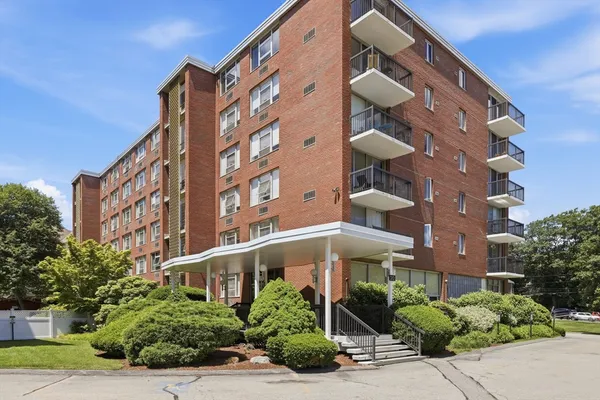 $540,000 | 20 Hammond Pond Parkway, Unit 201, Newton, MA 02467