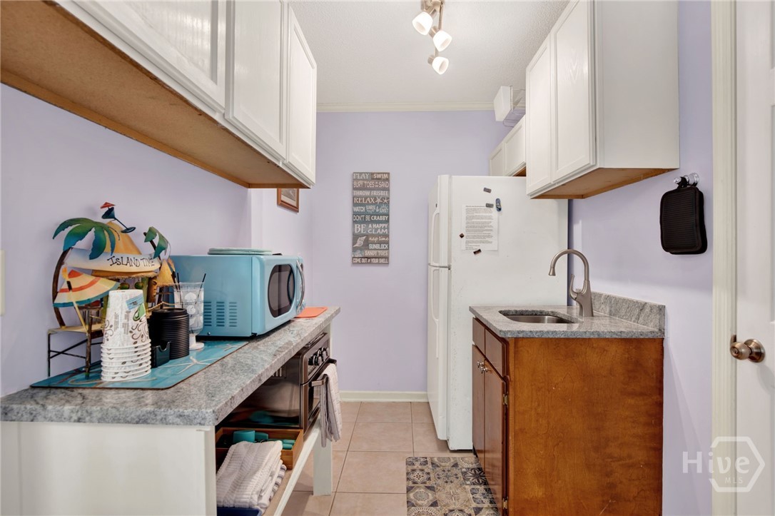 40 Captains View Tybee Island, GA 31328 - Photo 11 of 64 Garage apartment kitchen