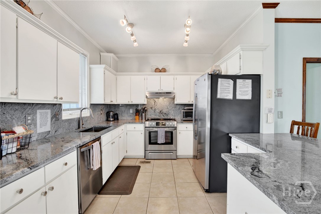 40 Captains View Tybee Island, GA 31328 - Photo 21 of 64 Kitchen with breakfast bar