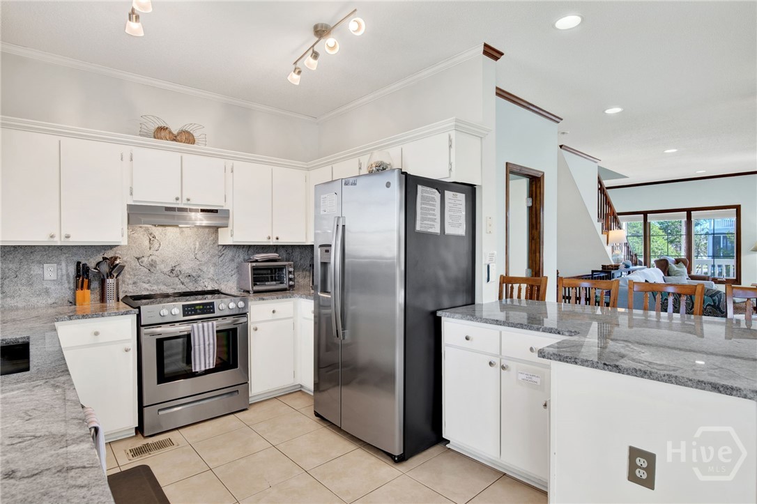 40 Captains View Tybee Island, GA 31328 - Photo 24 of 64 Kitchen with island/breakfast bar