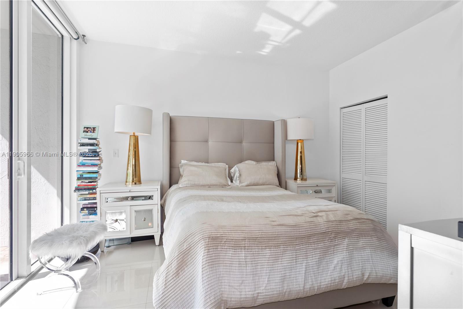 31 Southeast 5th Street, Unit 4018 Miami, FL 33131 - Photo 10 of 23 a bedroom with a bed and a couch