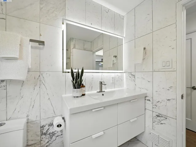 $1,240,000 | 160 Moraga Way, Orinda, CA 94563