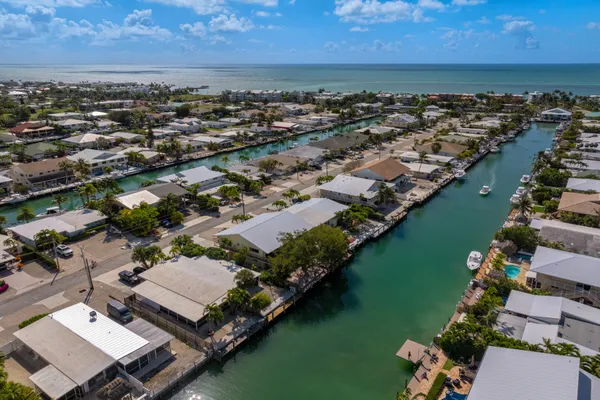 $1,310,000 | 391 10th Street, Key Colony Beach, FL 33051