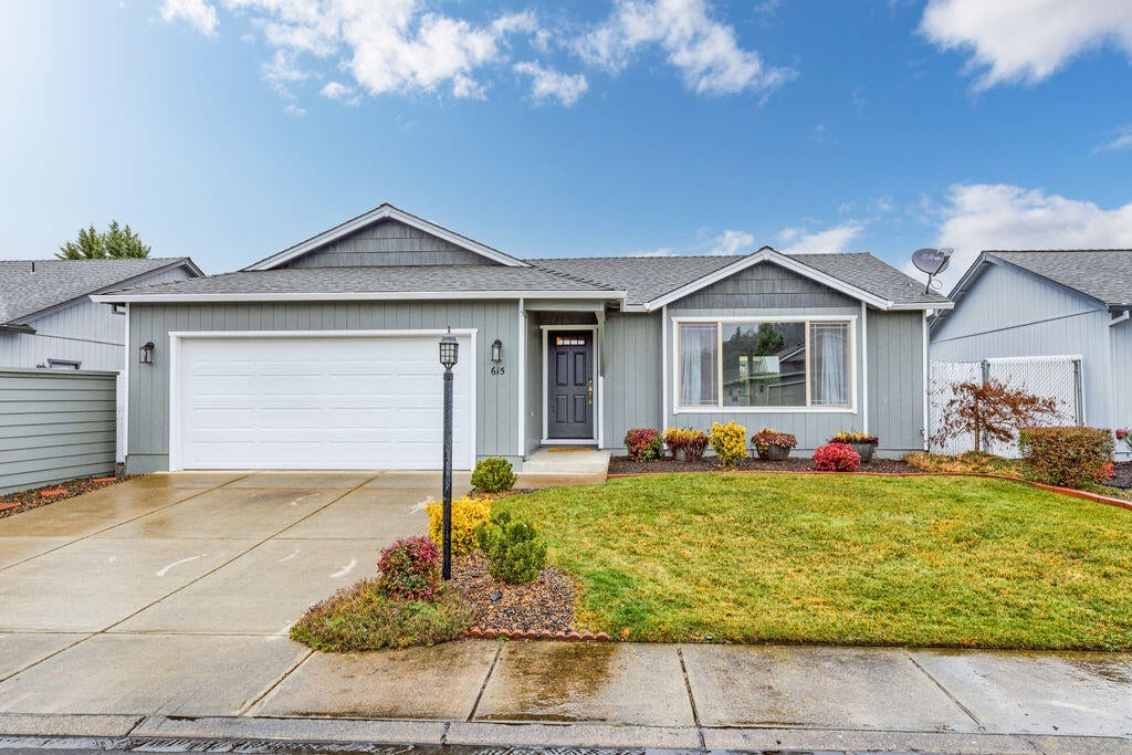 615 Karic Way Eagle Point, OR 97524 - Photo 1 of 41 ApxKW(1)