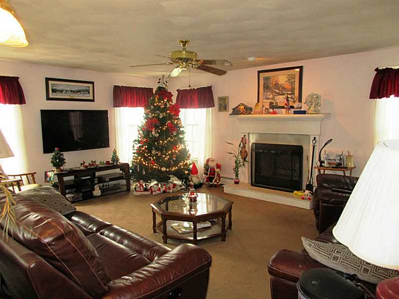 60 Nottingham Drive Scituate, RI 02831 - Photo 9 of 27 Living Room.