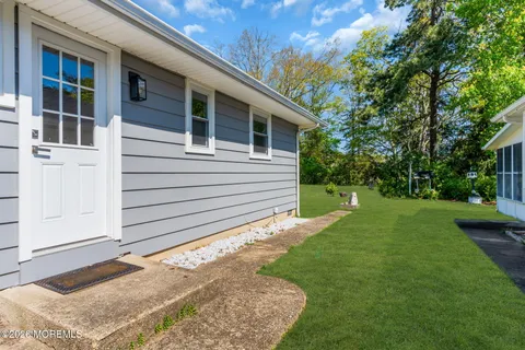 a view of back yard of the house