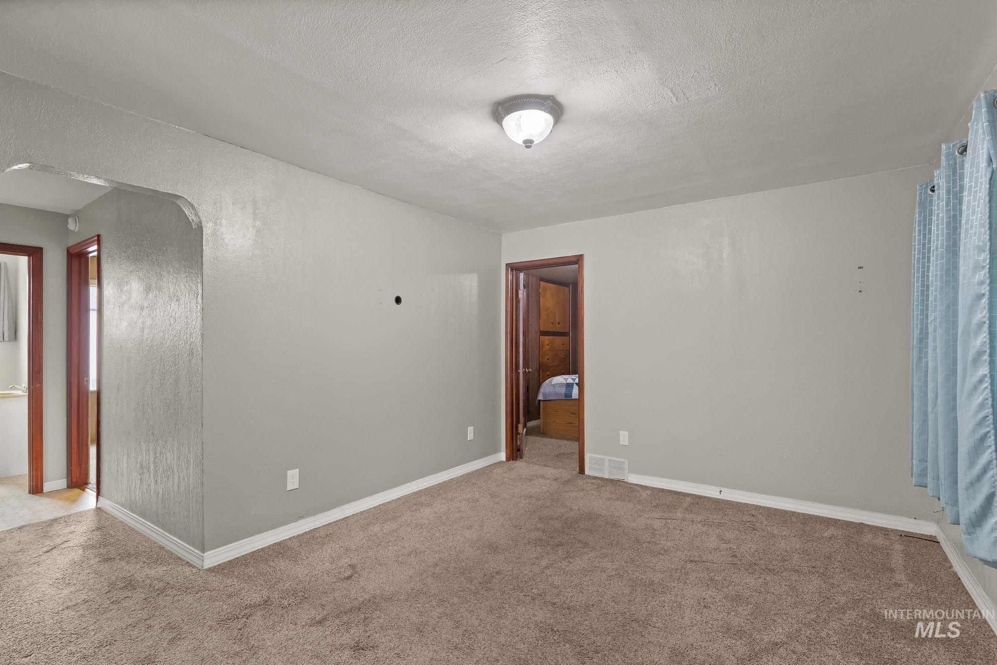 2255 Appleside Boulevard Clarkston, WA 99403 - Photo 10 of 41 Spacious interior room featuring neutral gray walls and plush carpeting