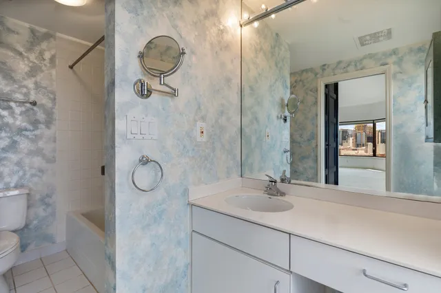 $585,000 | 2001 Holcombe Boulevard, Unit 1801, Houston, TX 77030