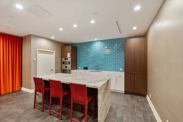 $585,000 | 2001 Holcombe Boulevard, Unit 1801, Houston, TX 77030