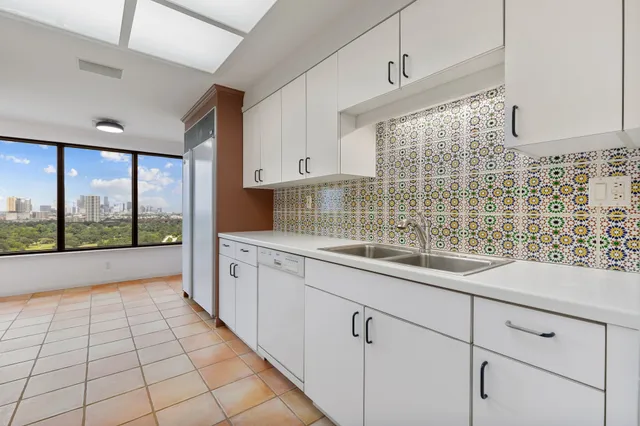 $585,000 | 2001 Holcombe Boulevard, Unit 1801, Houston, TX 77030