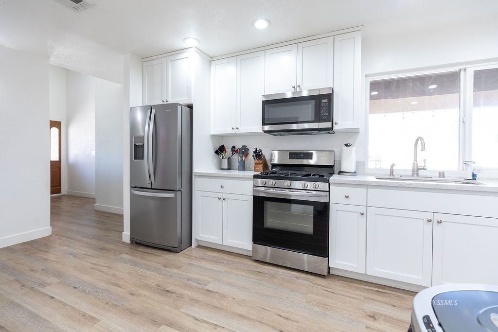 538 North Rio Bravo Street Ridgecrest, CA 93555 - Photo 16 of 45 a kitchen with a refrigerator stove and microwave