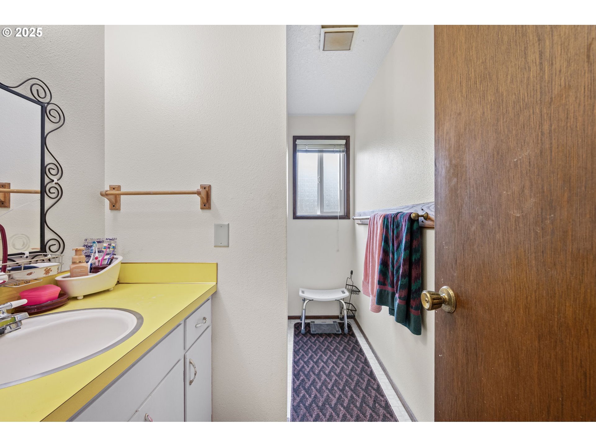 1429 Delrose Avenue Springfield, OR 97477 - Photo 9 of 21 a bathroom with a sink double vanity and a tub