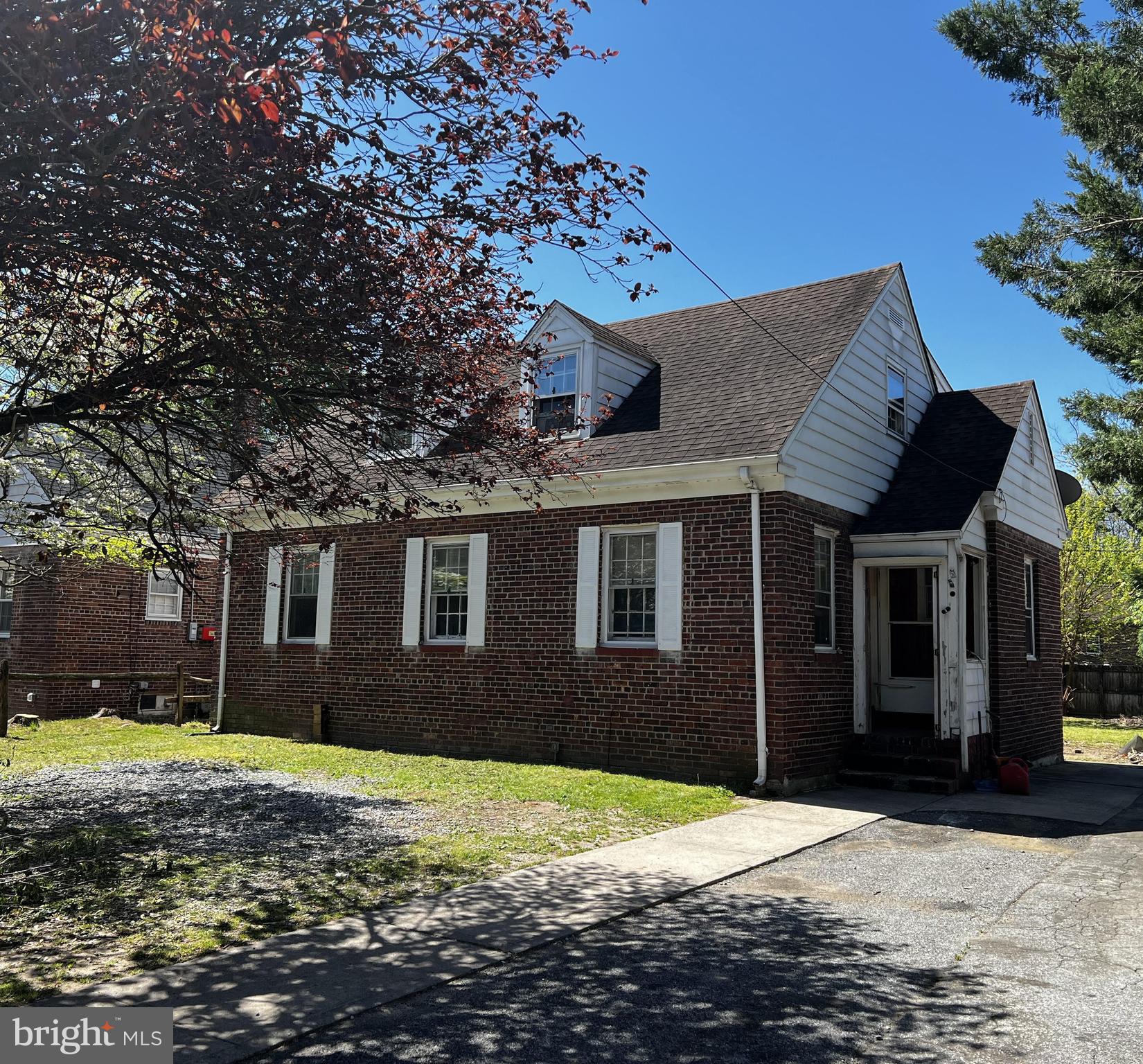 41 Churchtown Road Pennsville, NJ 08070 - Photo 1 of 20 a front view of a house with garden