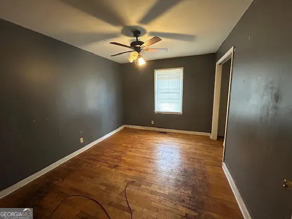 a view of empty room with window